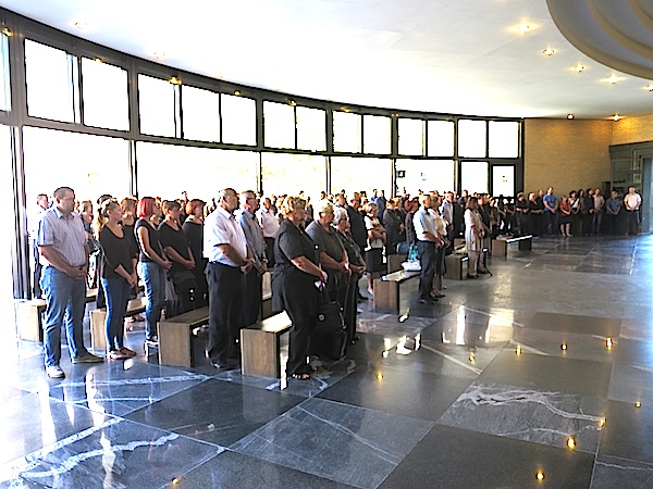 2IMG_1789 600 na sprovodu, svi